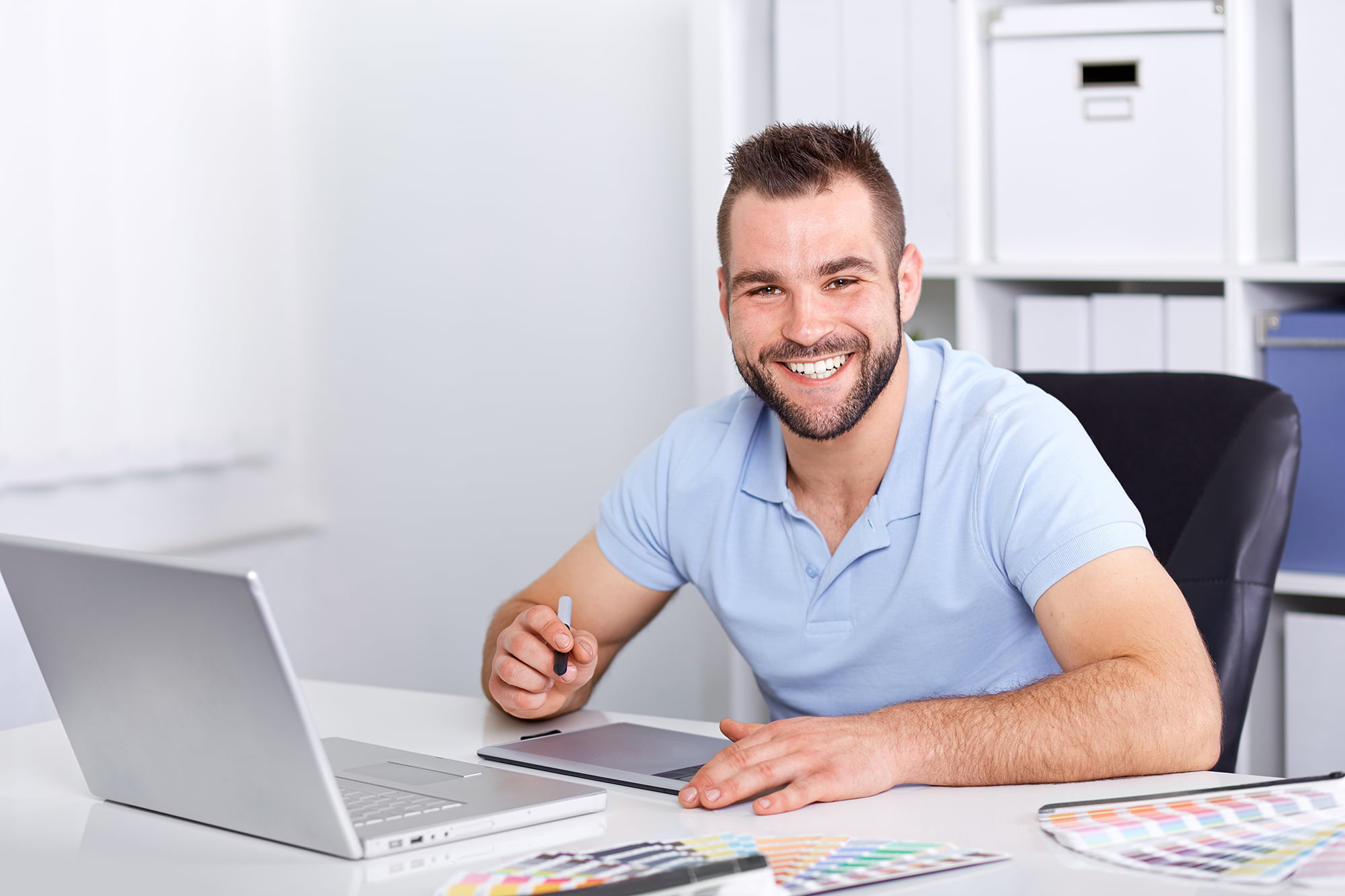 мужчина сидит за компьютером
