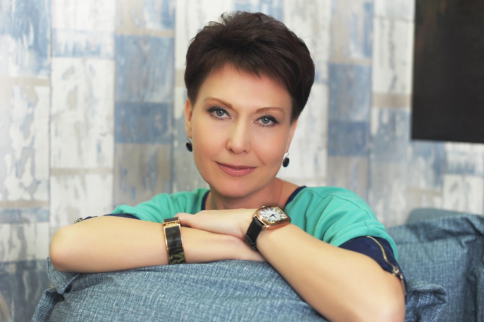 женщина с часами на руках